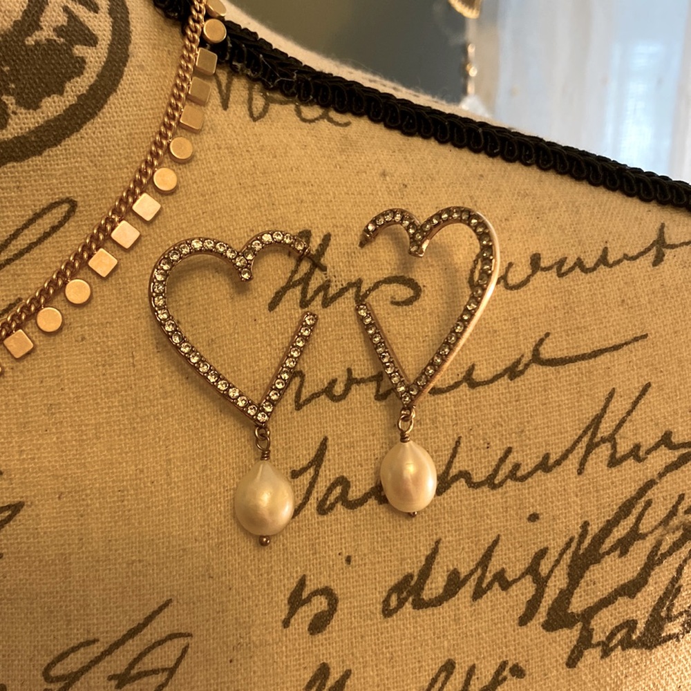 J Crew Shiny Heart hoop with real Baroque Pearl 💖